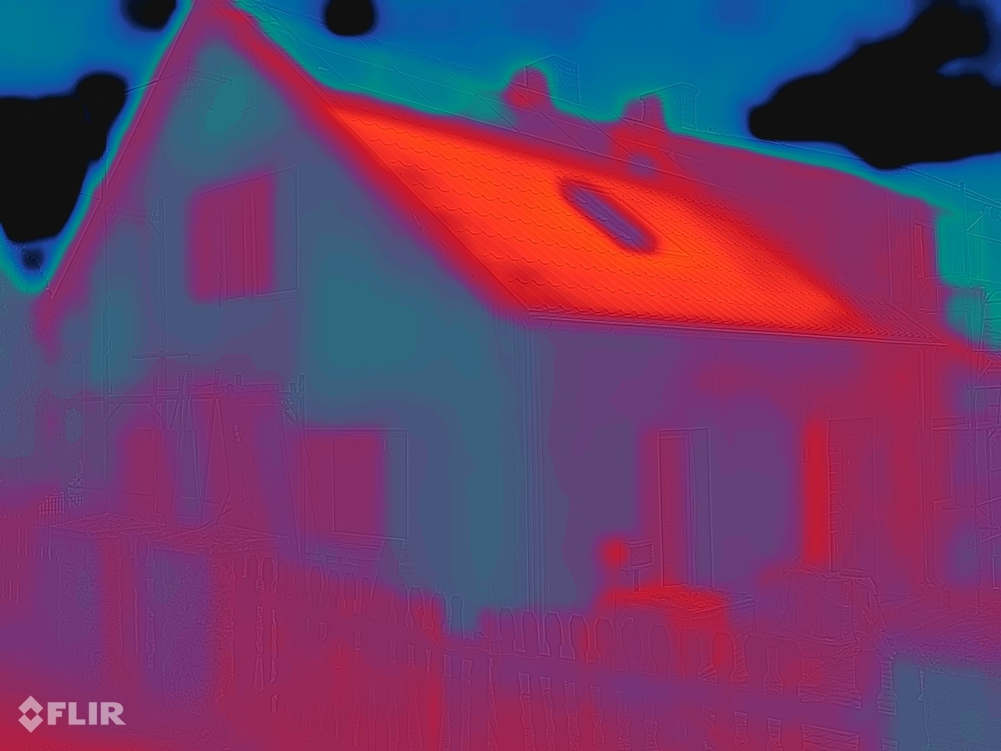 FLIR-термограма на истата фасада по премазот: површината на ѕидот од сино-зелена до виолетова
