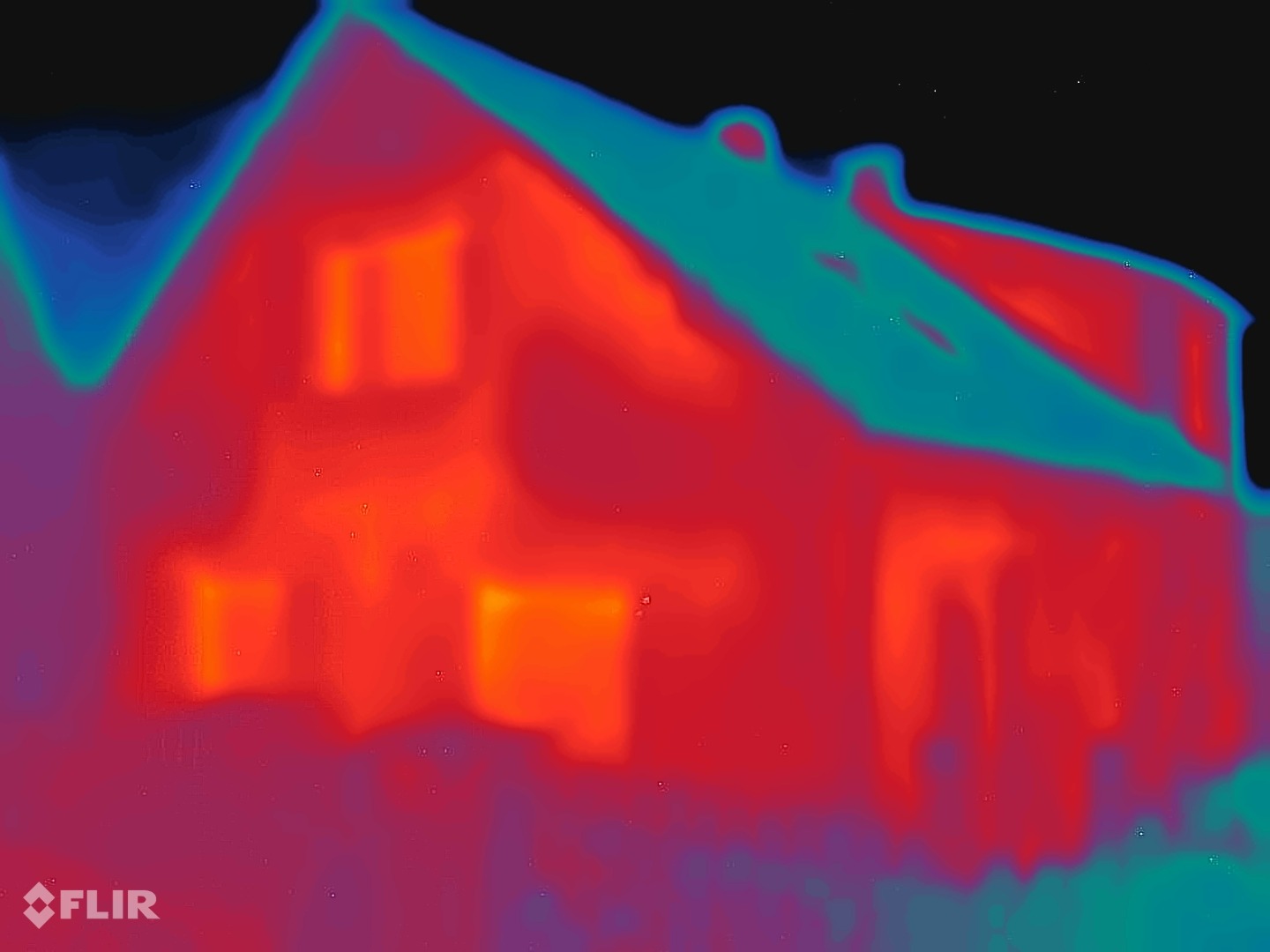 FLIR-термограма на фасадата пред премазот: површината на ѕидот во целост од црвена до портокалова
